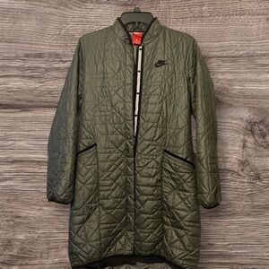 Nike olive green lightweight, snap closure, puffer jacket